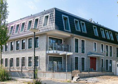 eingerüstetes Mehrfamilienhaus, Referenz, Erweiterte Rohbauarbeiten, Wohnbauten in Rostock