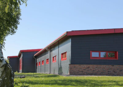 Backsteingebäude mit roten Akzenten, Referenz Rohbauarbeiten, Firmengebäude Textilfabrik Wiehler