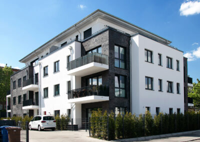 Referenz: fertiges Mehrfamilienhaus in Rostock, Rohbauarbeiten, Ansicht von der Ostseite