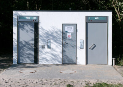 Toilettenhäuschen an Strandübergang in Prerow, Referenz für Baubetrieb Ostseeland Bau GmbH