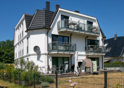 Weiße Villa mit Balkonen, Referenz Ostseeland Bau GmbH